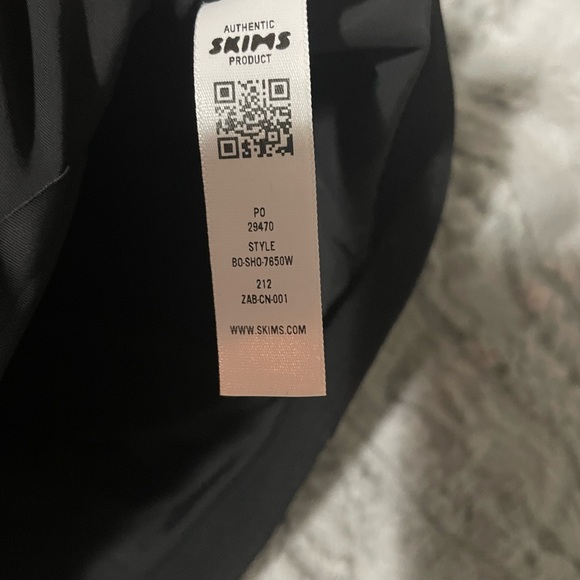 SKIMS hip enhancing padded shorts authentic size S - Picture 4 of 6